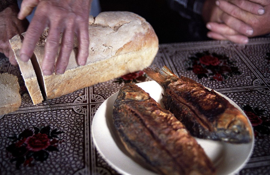 80 years old Perjoc is preparing a meal,