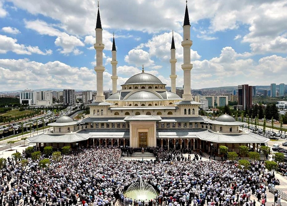 A place to pray in the backyard of Erdogan's 535 million Euro Presidential palace: Bestepe People's Mosque, Ankara (photo: Sefacan Bekar, wikimedia commons)