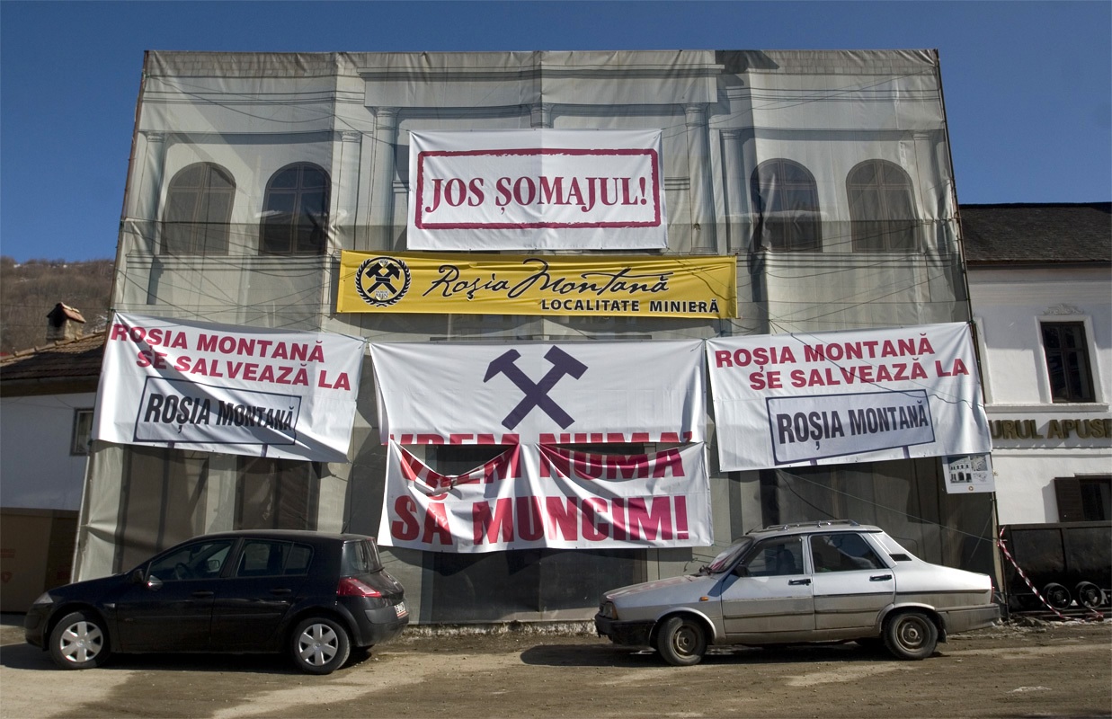 Down with unemployment!: pro-mining banner in Rosia Montana