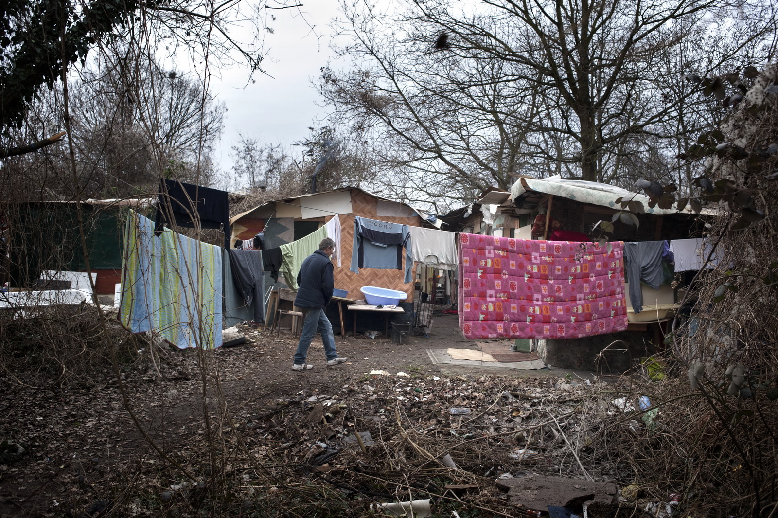 Many Romanian work migrants live in temporary accommodation at the edge of the French capital (photo Â© Petrut Calinescu)
