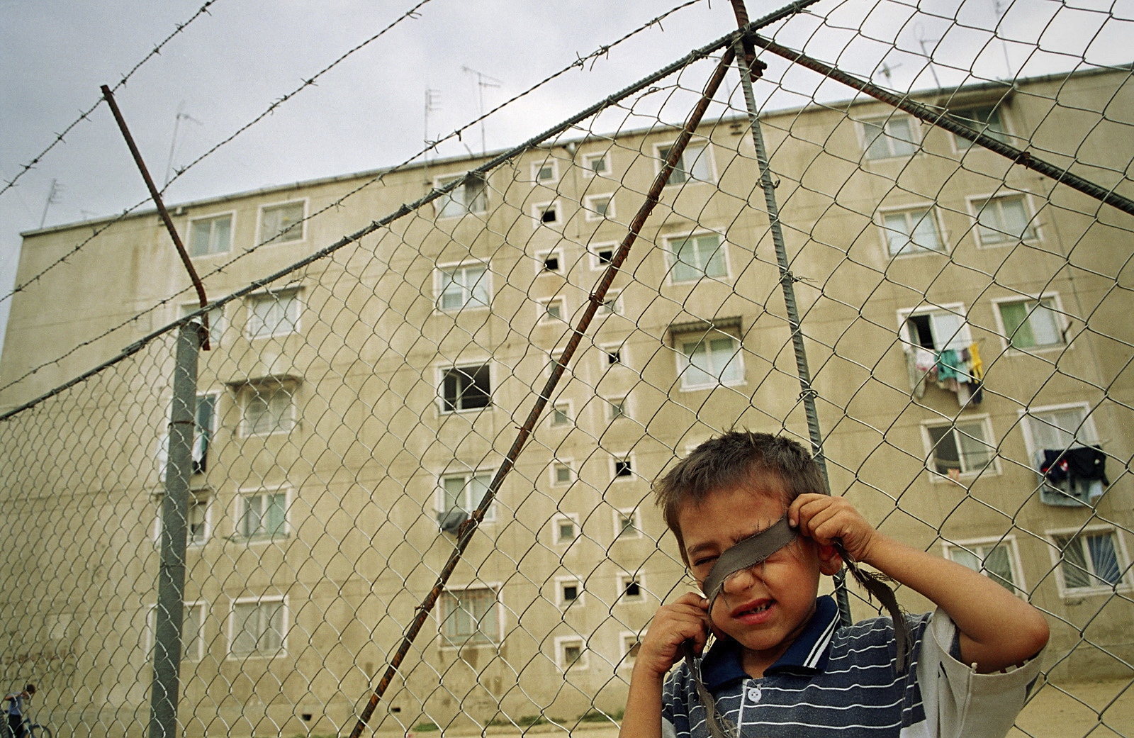 Child outside block in Ferentari, Bucharest (copyright: Petrut Calinescu)