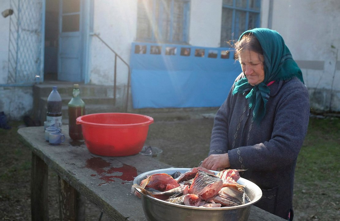 Tanti Jenica is preparing the fish soup
