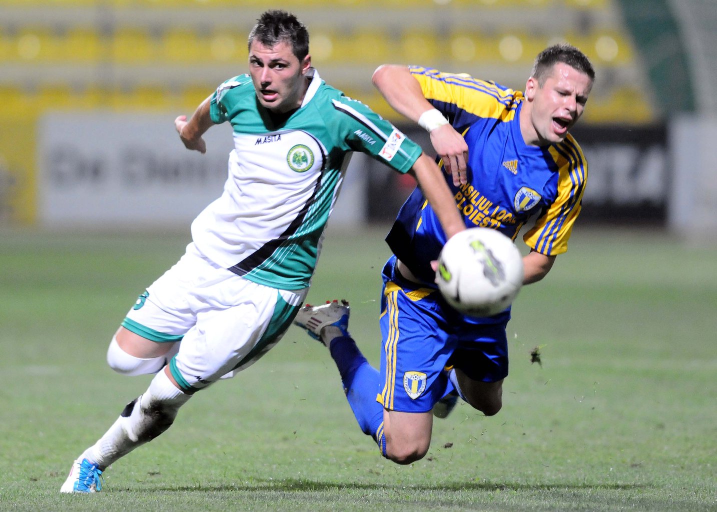 Alin Stoica (L) playing for Chiajna against Petrolul.jpg